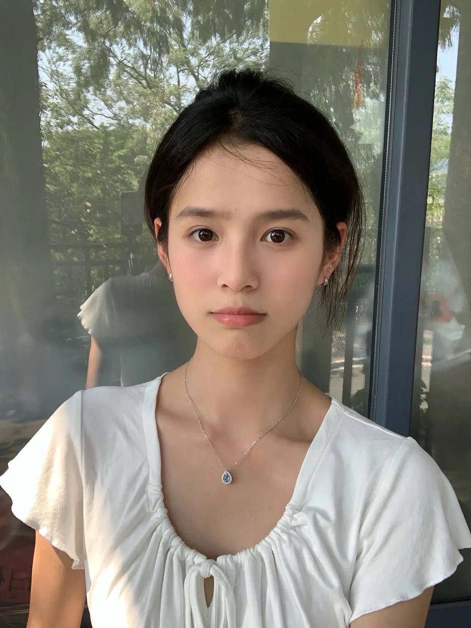 眼神清澈中透着一丝呆滞