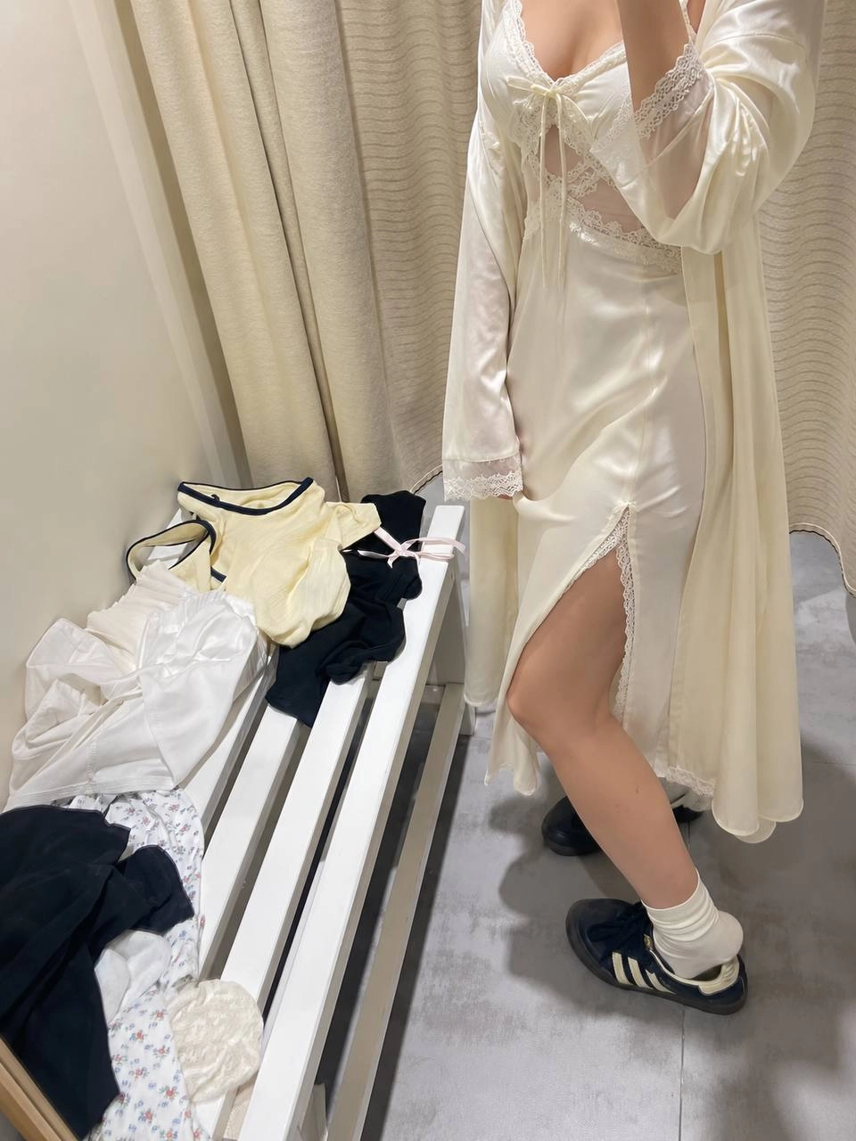 这床衣服都在等洗澡