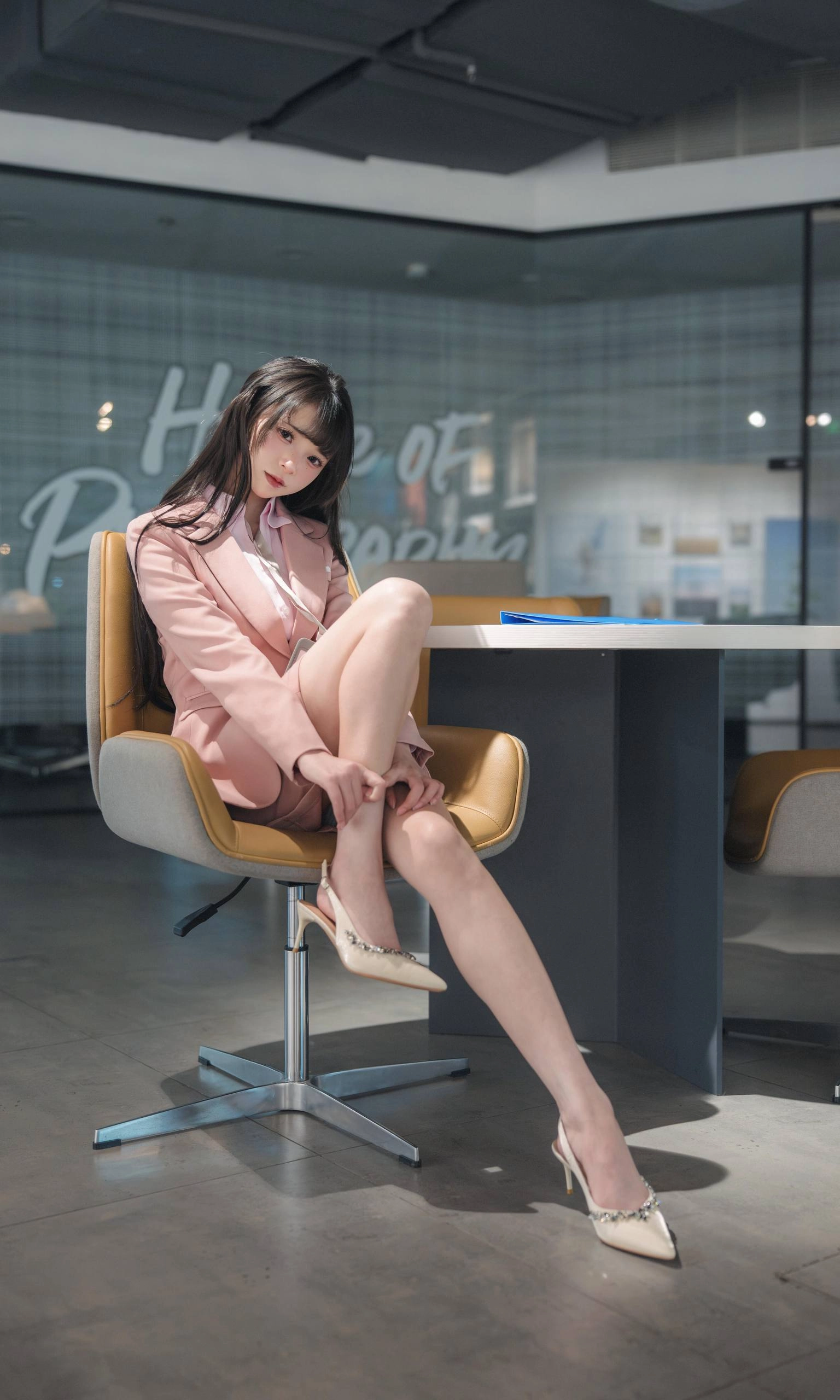 粉色西装女孩在线发呆