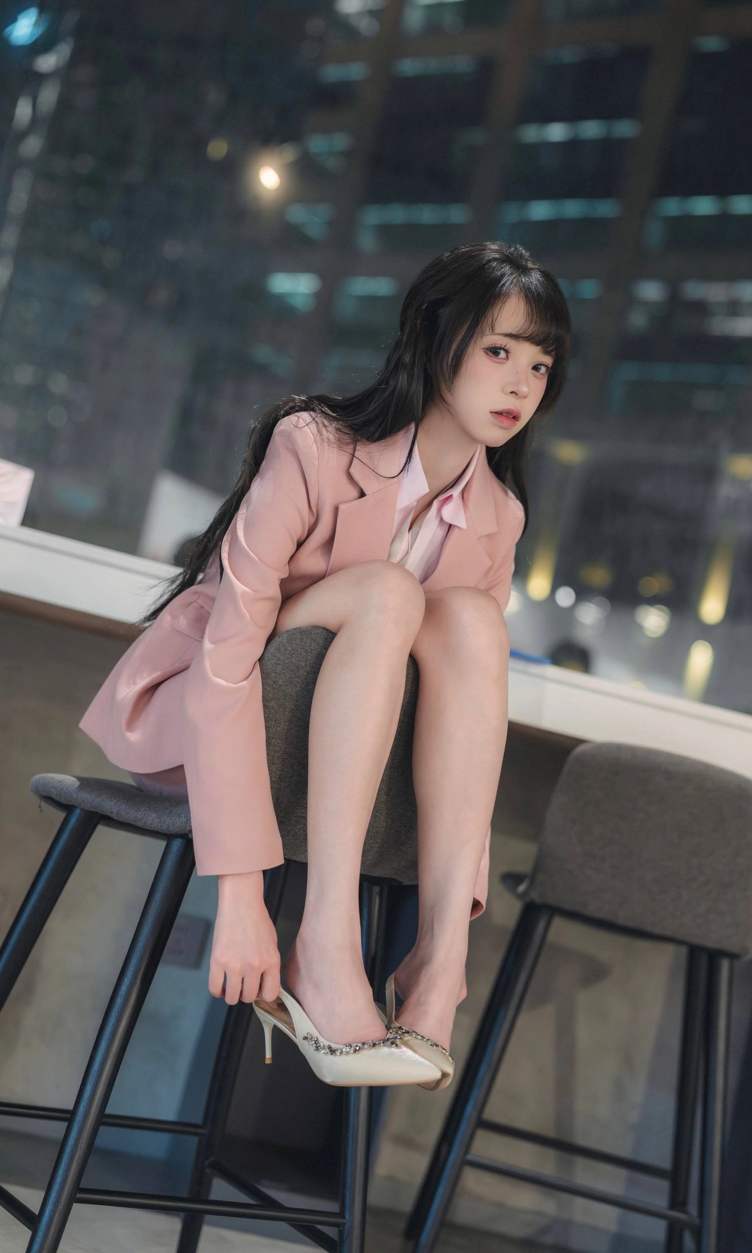 粉色西装女孩在线发呆
