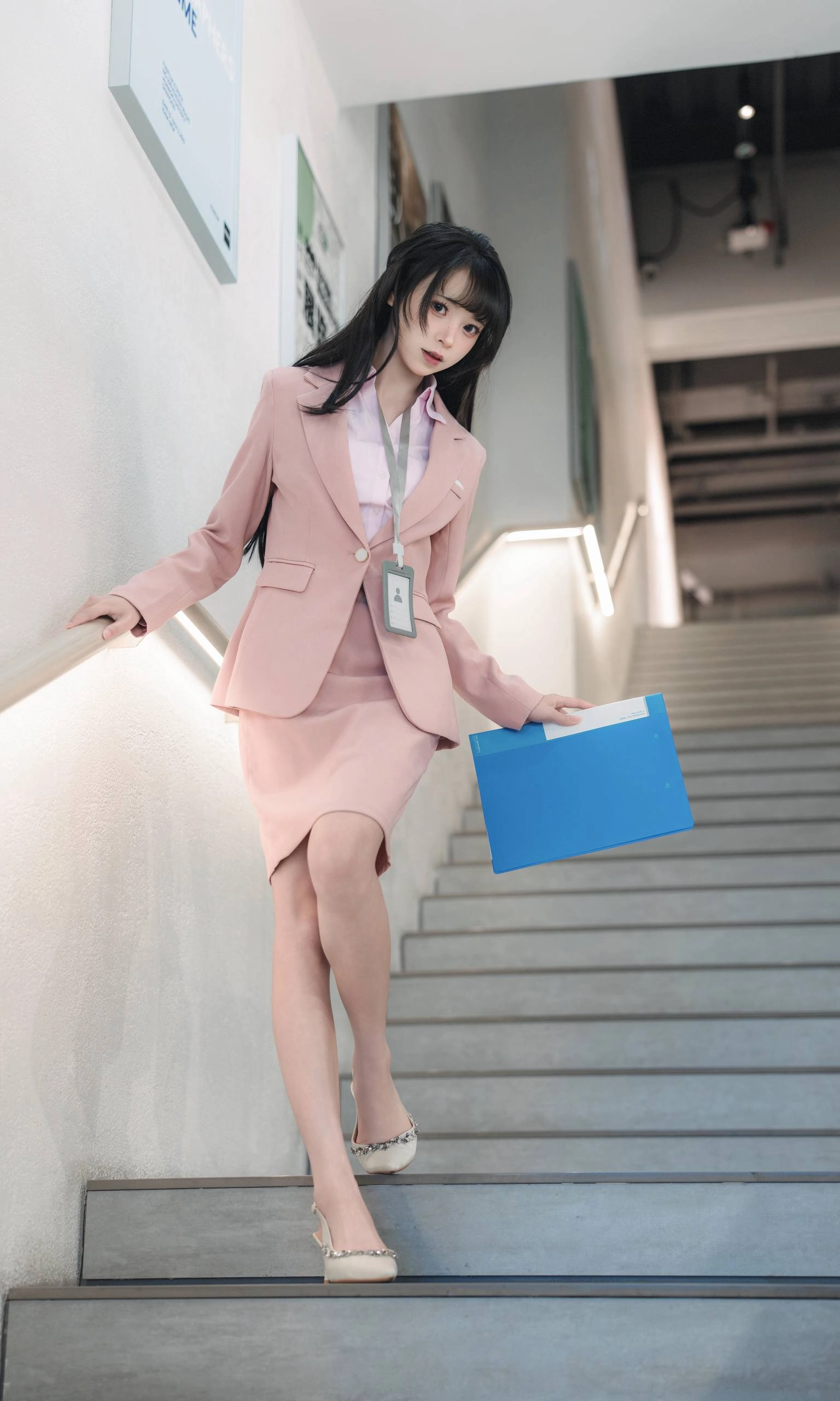 粉色西装女孩在线发呆