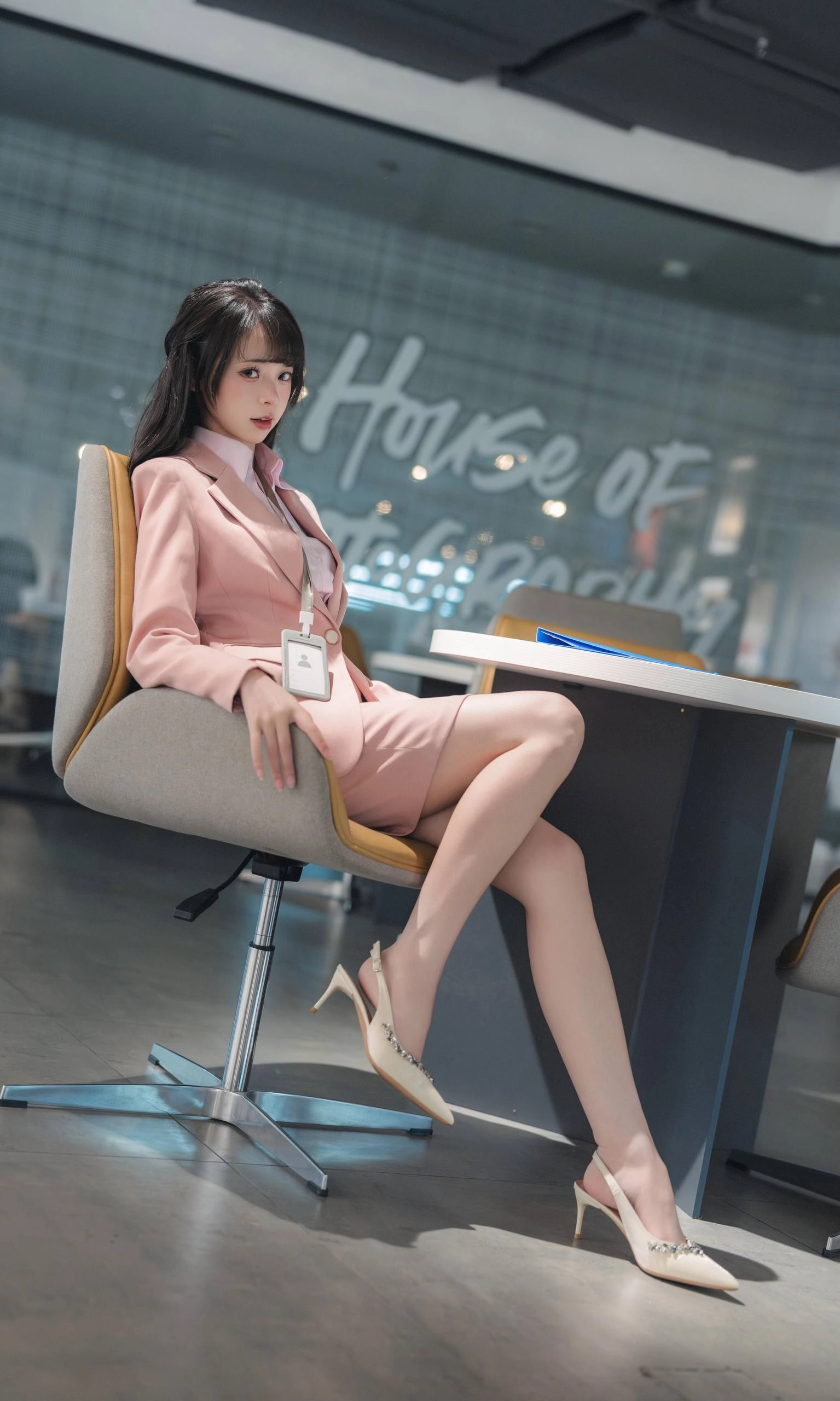 粉色西装女孩在线发呆
