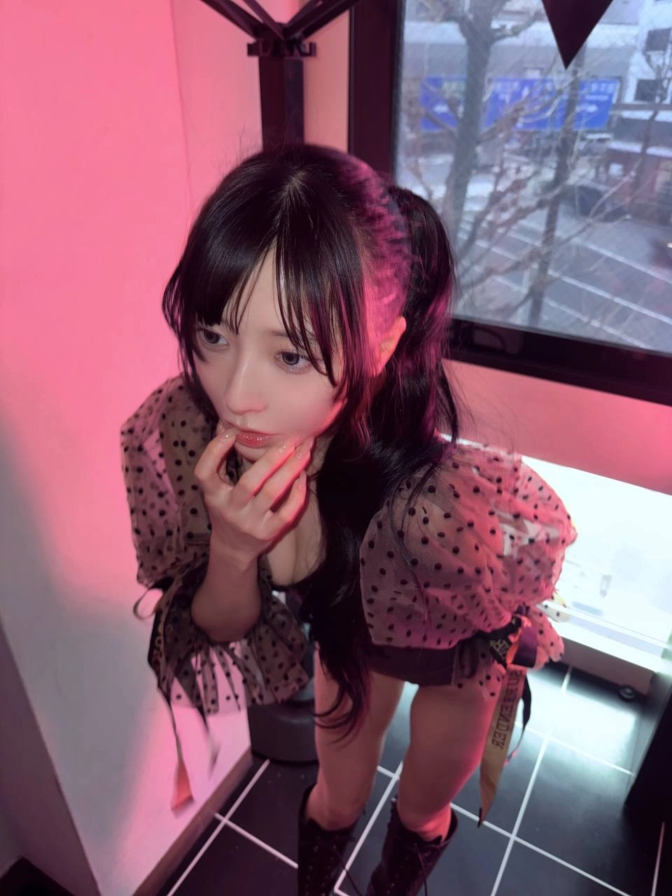 低头看地板还是看我