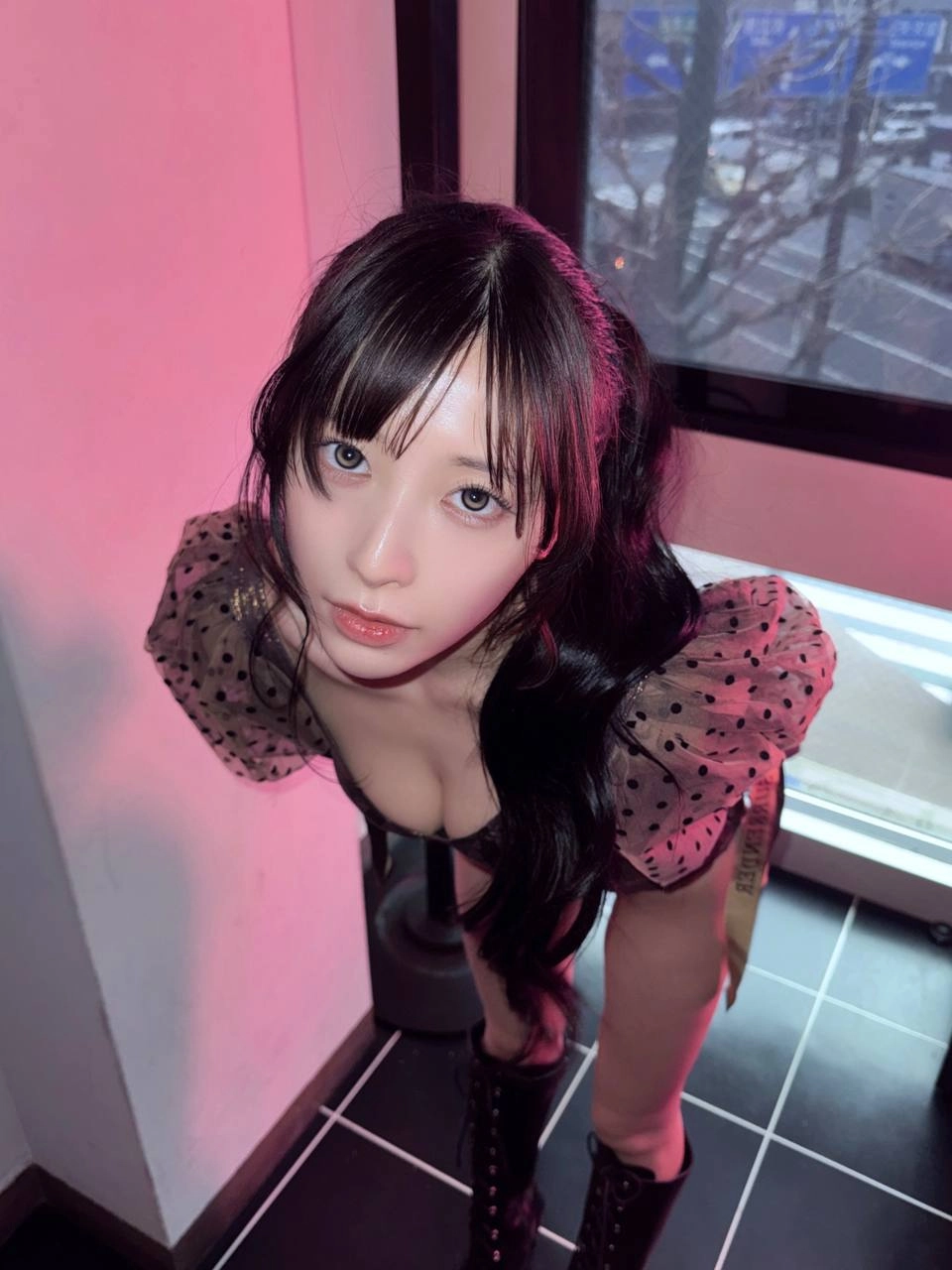 低头看地板还是看我