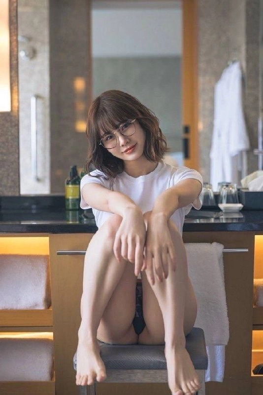 眼镜妹在线营业中