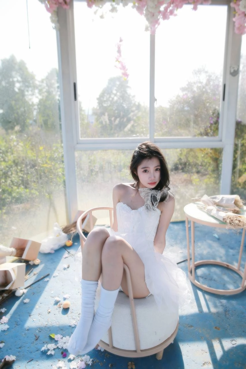 美少女在蓝天白云下凹造型