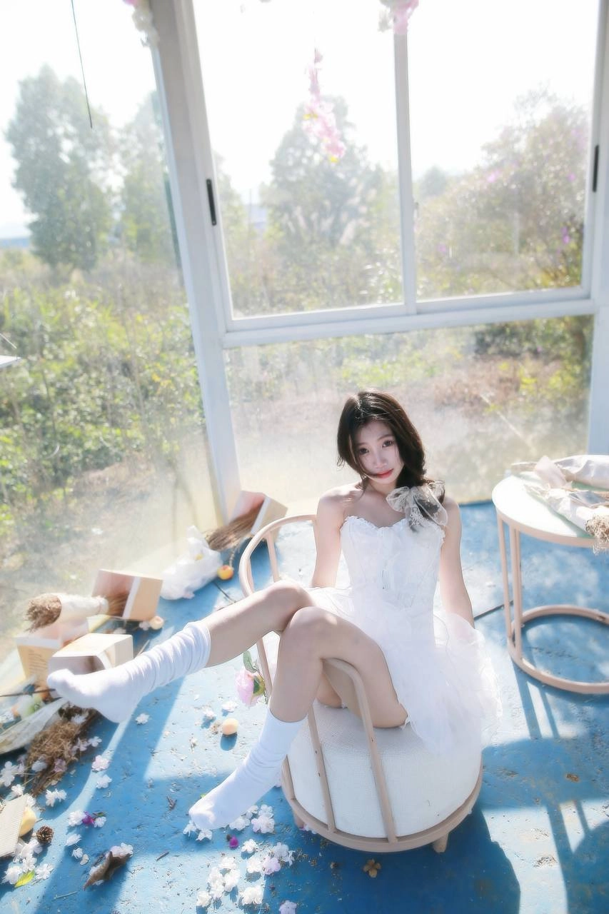 美少女在蓝天白云下凹造型