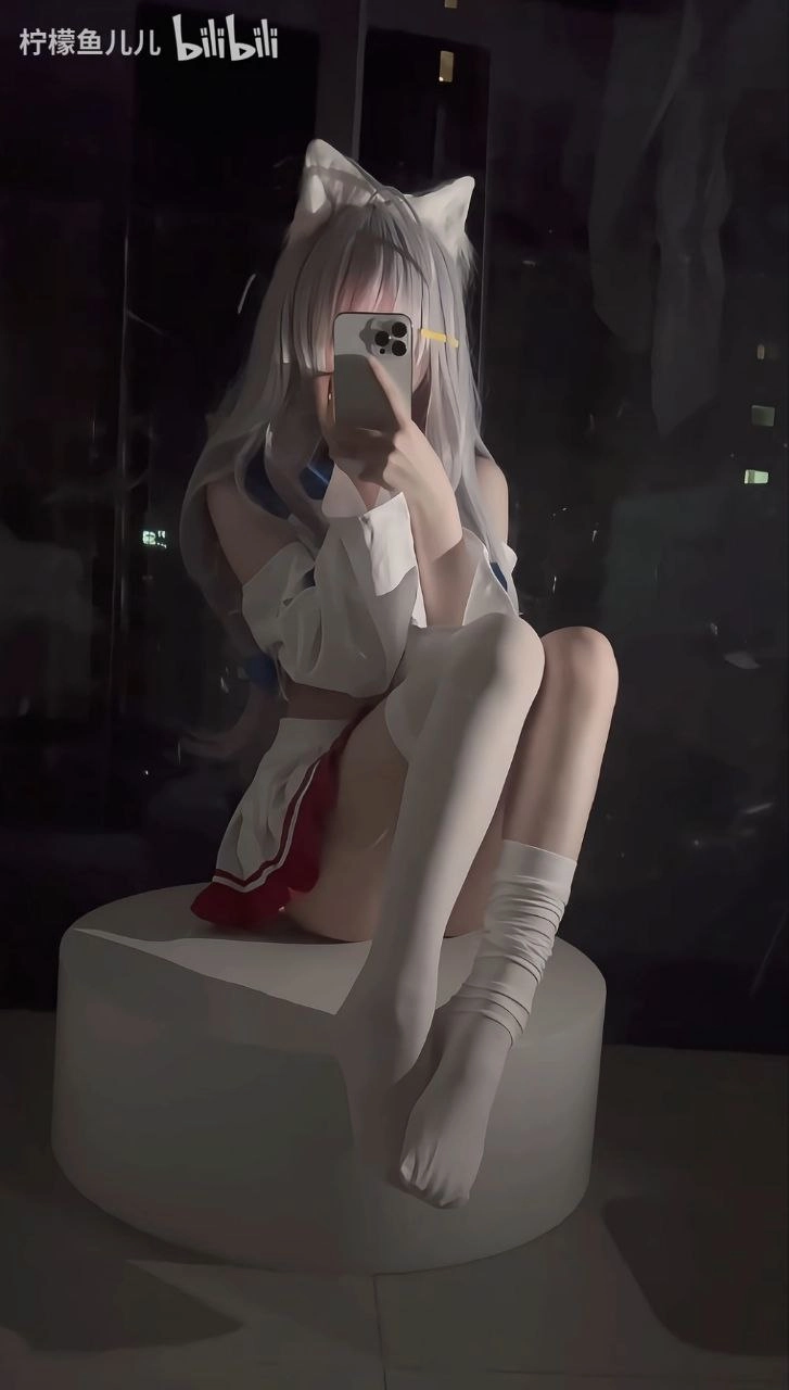 这猫耳朵有点抢镜啊