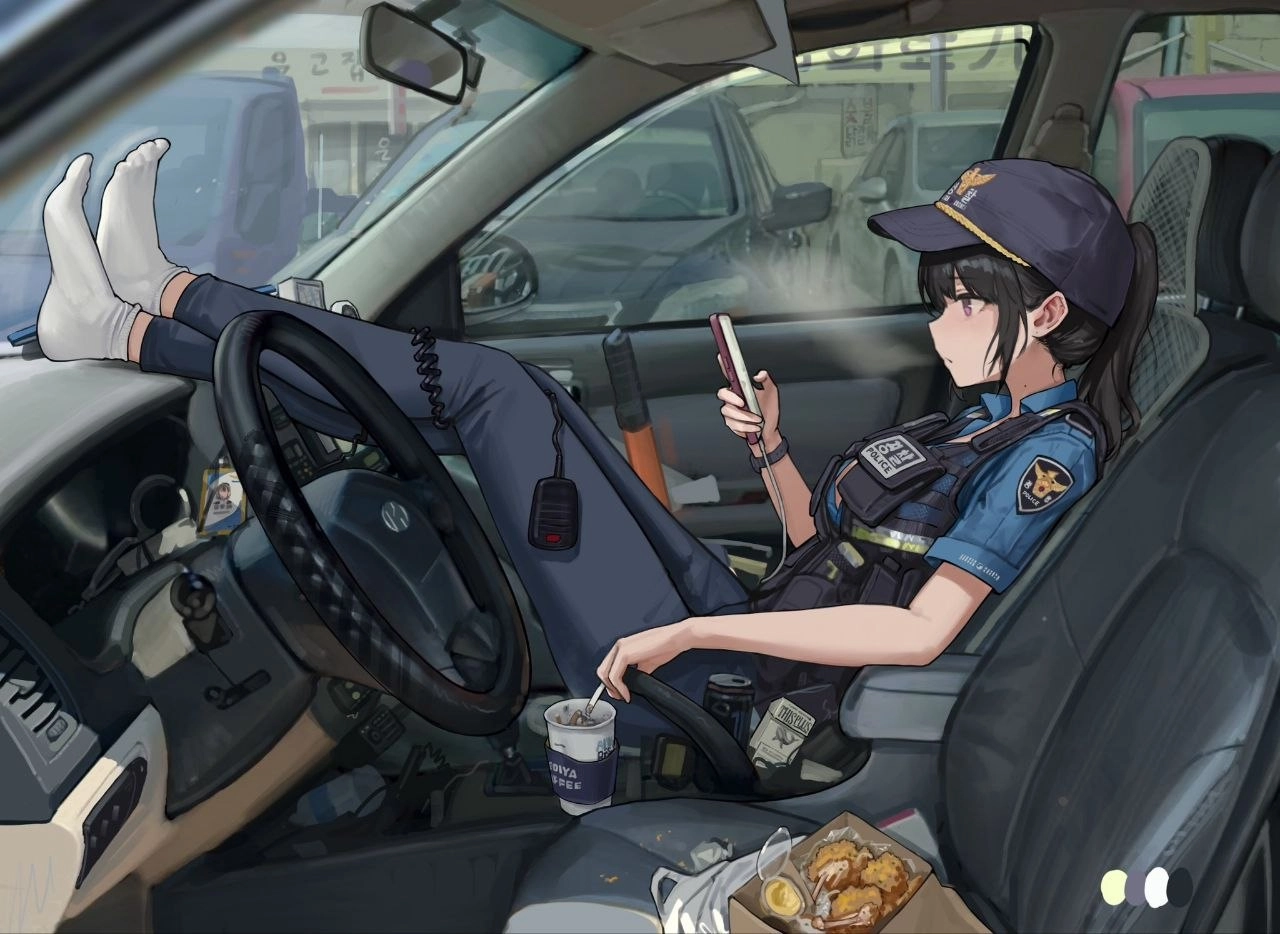 这警员上班摸鱼真专业