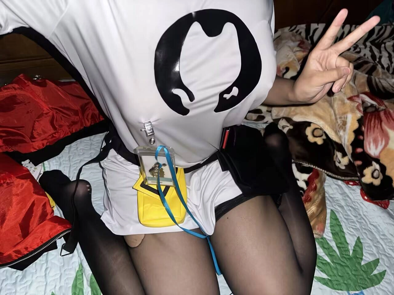 这套穿搭有点过于硬核了