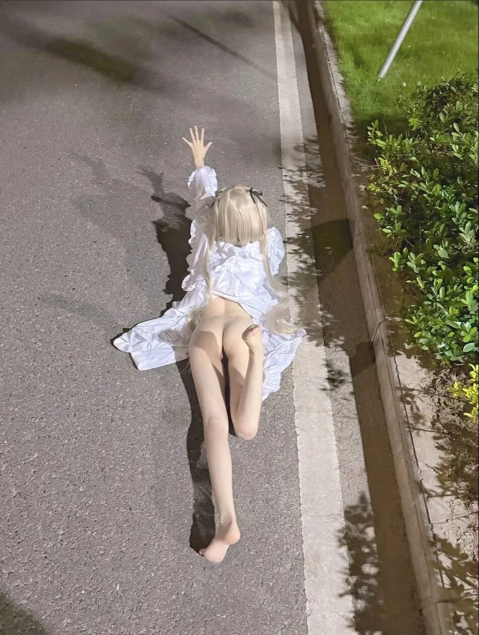 路边惊现白衣落难仙女