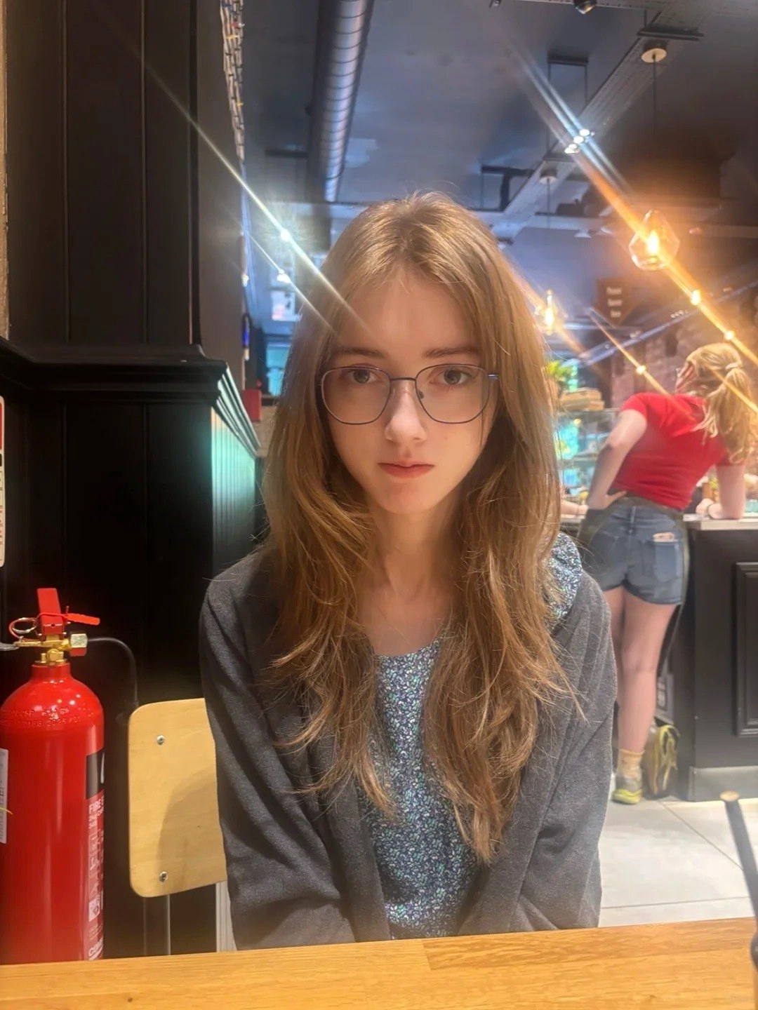 被迫营业的社恐少女