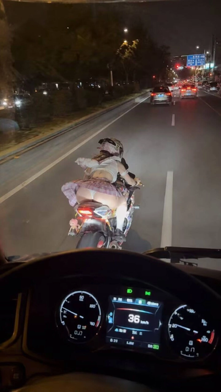 这骑行姿势有点过于硬核
