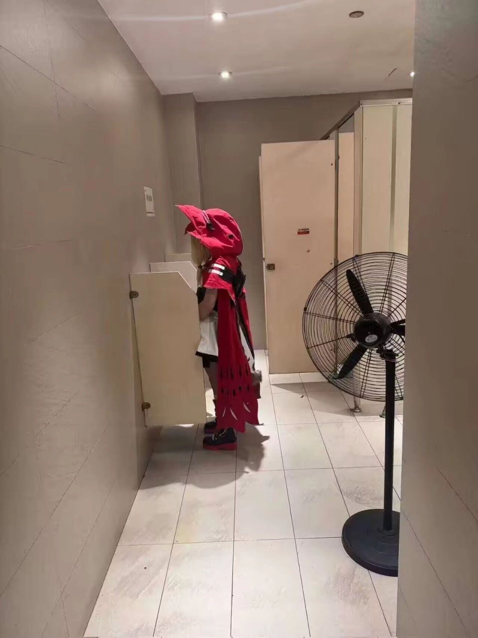 小红帽误闯洗手间