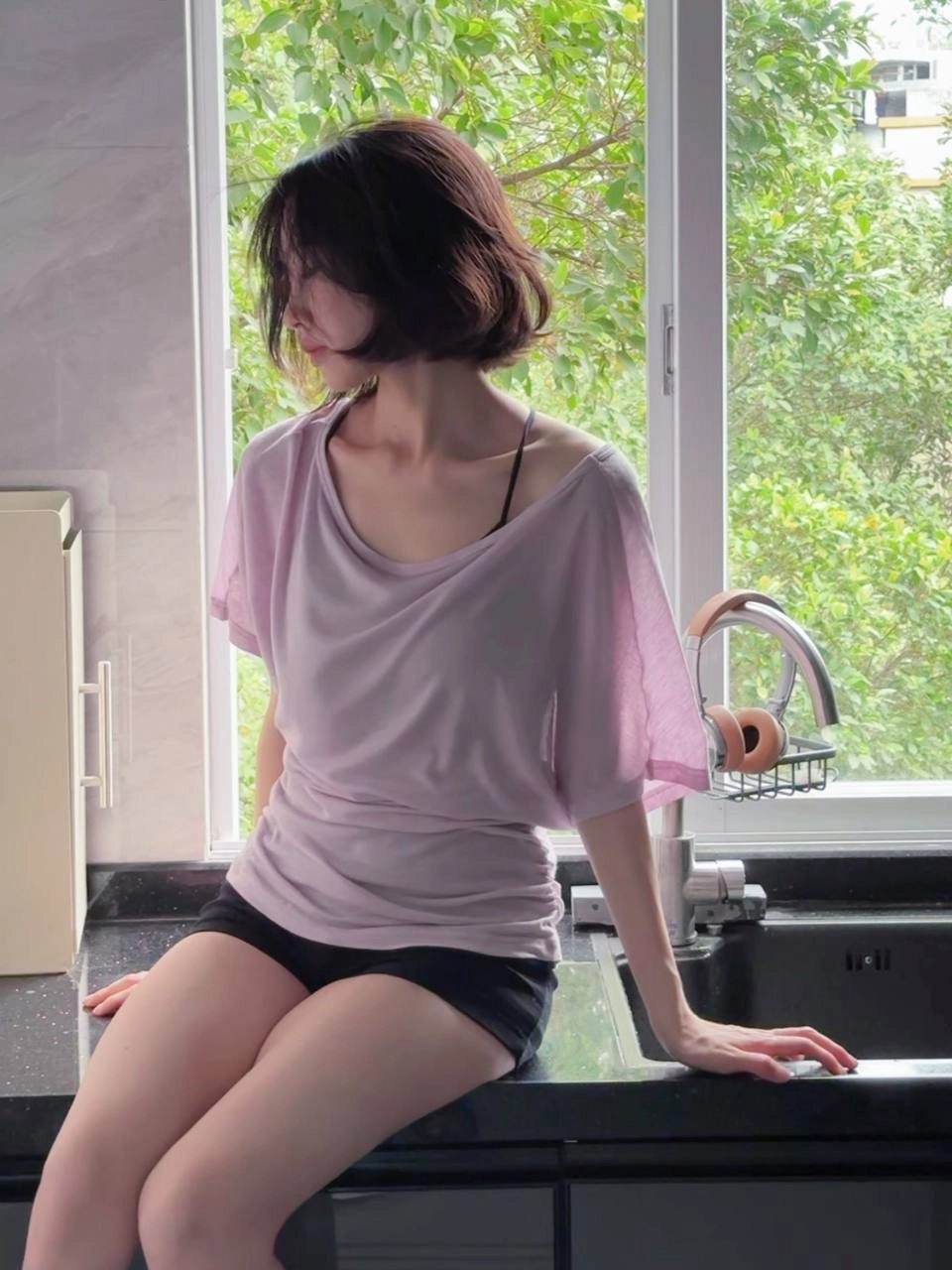 这件衣服好像穿歪了