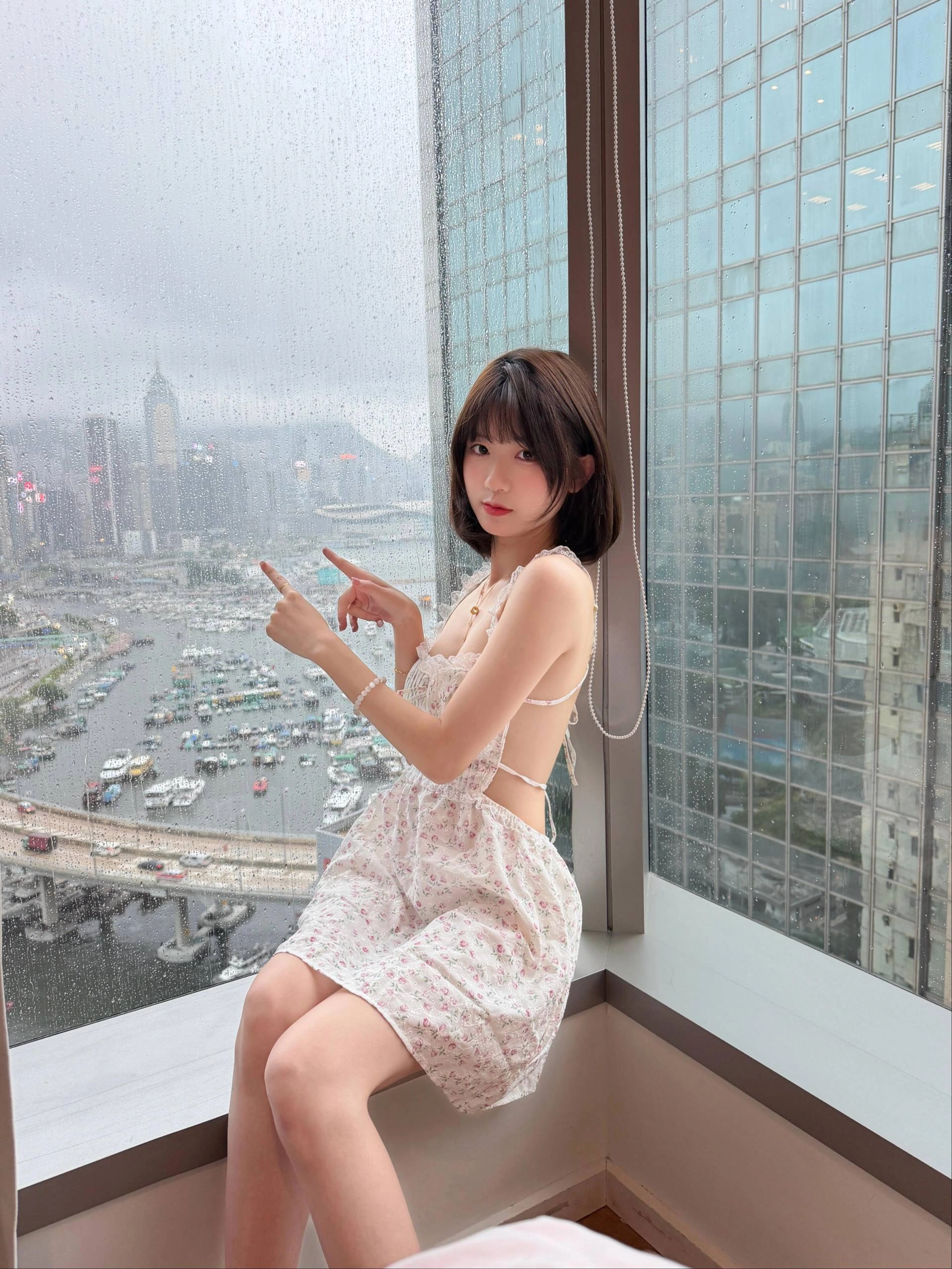 窗外雨大我只想在窗边发呆