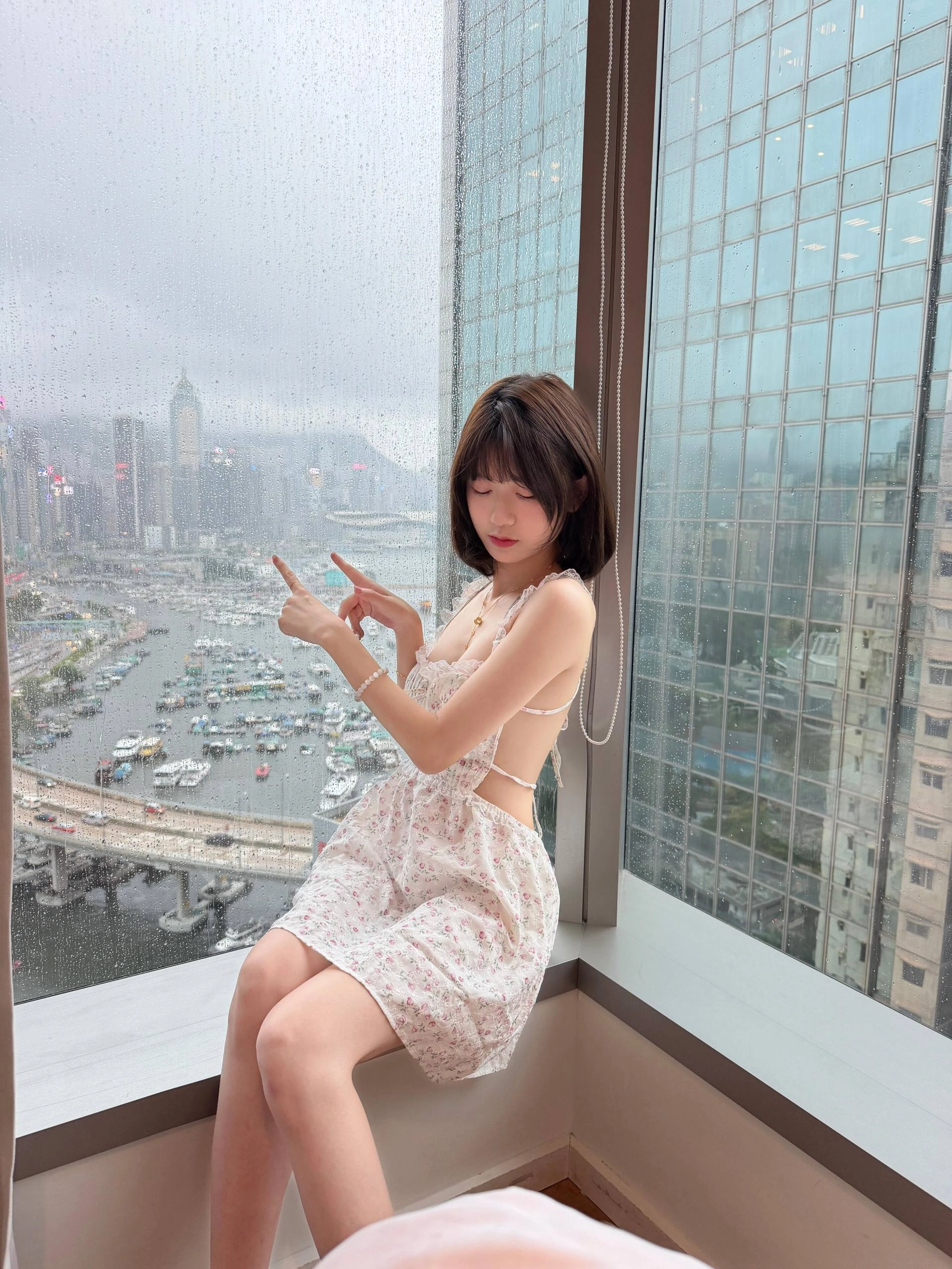 窗外雨大我只想在窗边发呆