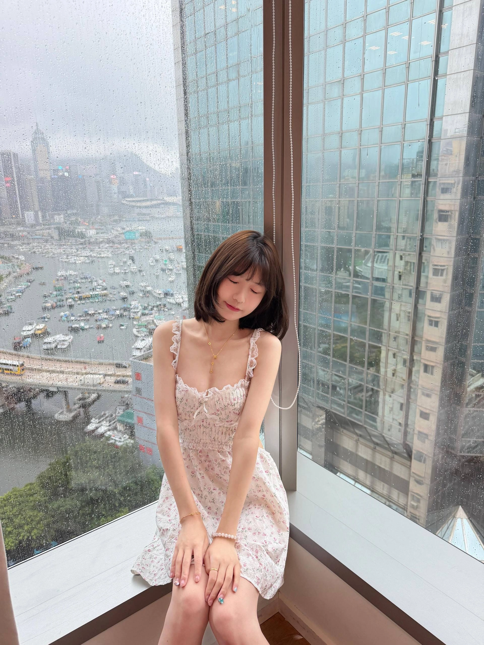 窗外雨大我只想在窗边发呆