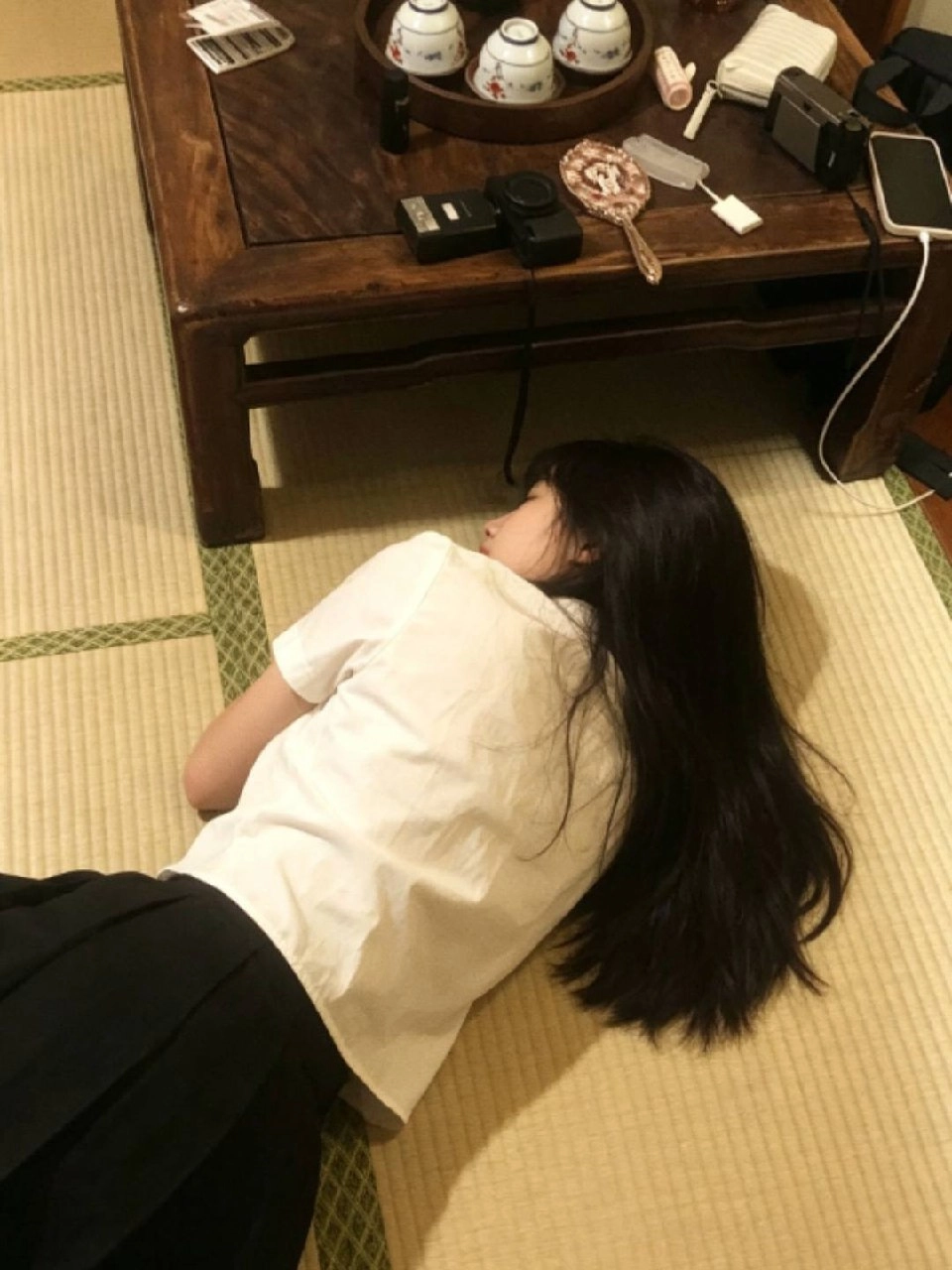 桌底捡东西姿势太优雅