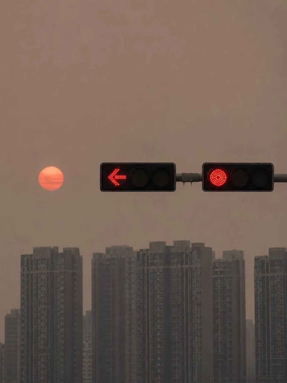 太阳公公也被红灯拦住了