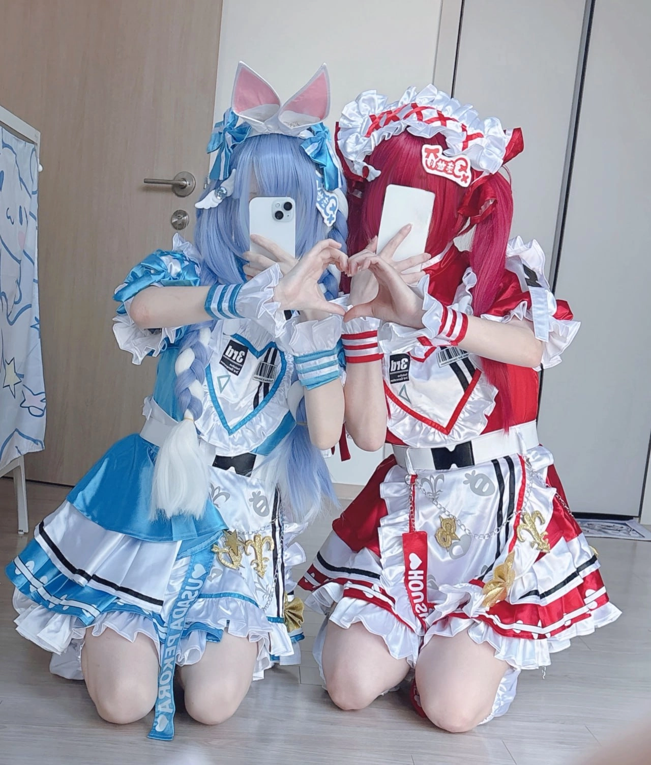 这服务员看起来不太正经