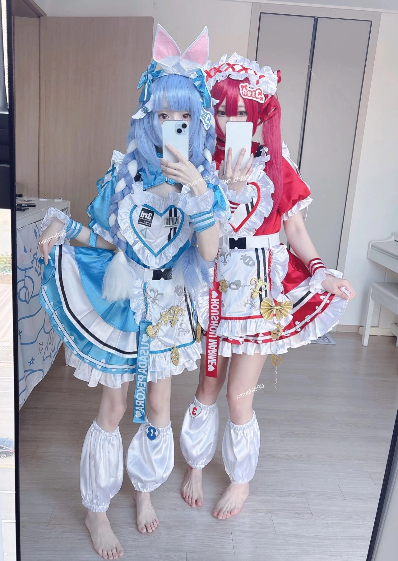 这服务员看起来不太正经