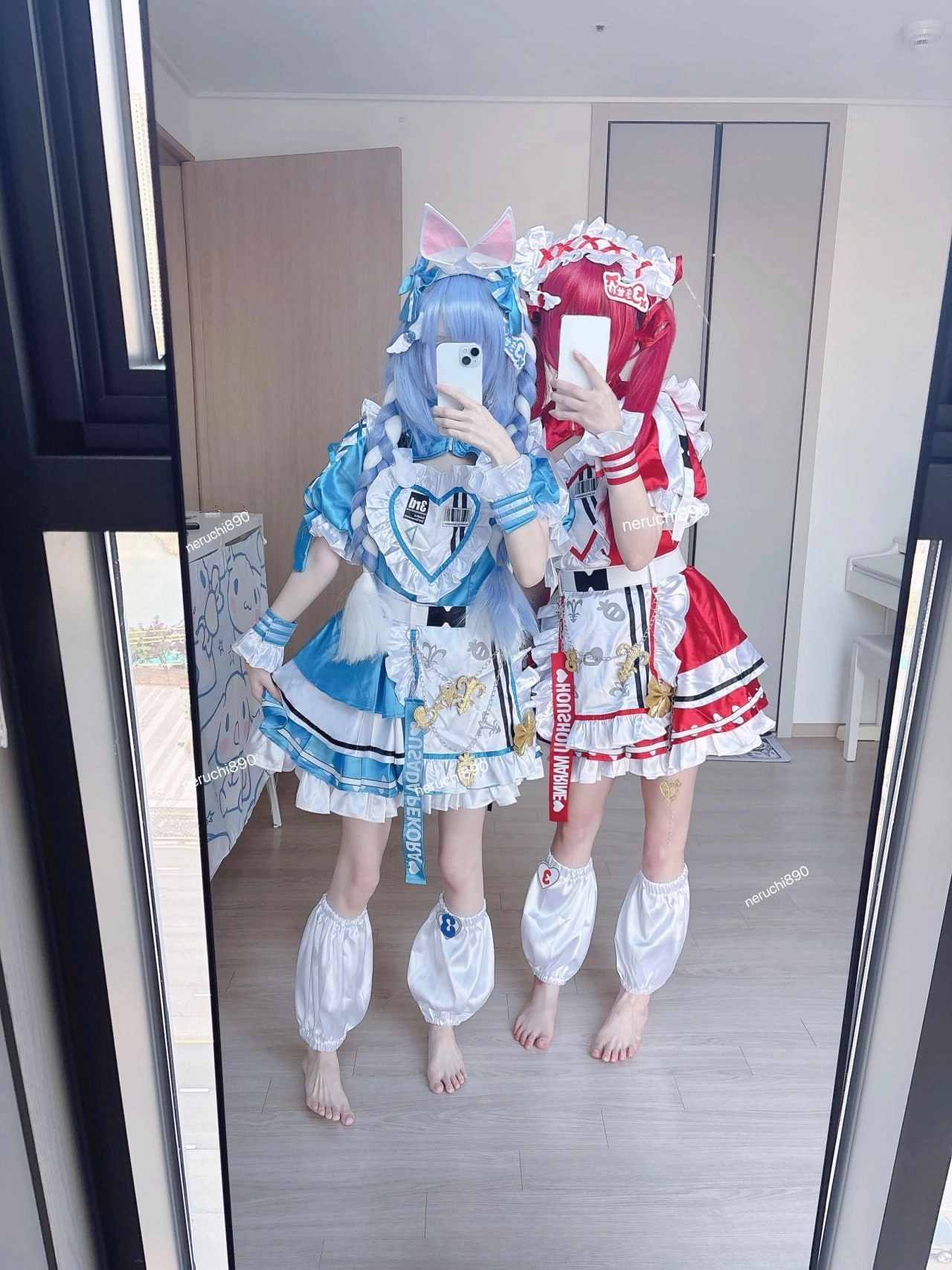 这服务员看起来不太正经
