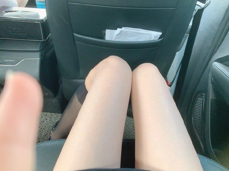 腿长得快要顶到天花板了