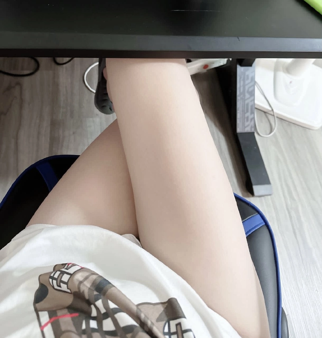 腿长到桌子底下去了