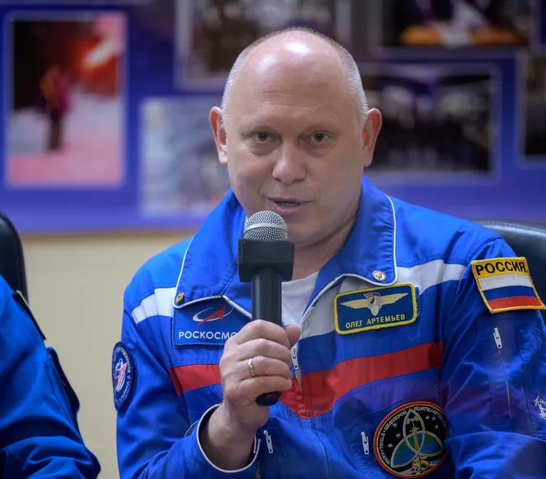 Cosmonaut-Oleg-Artemyev-at-Expedition-65-Press-Conference-768x674.webp